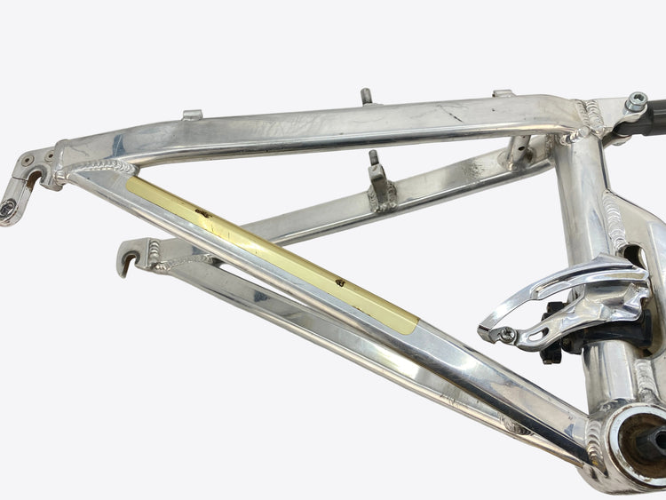 right side view of the swingarm