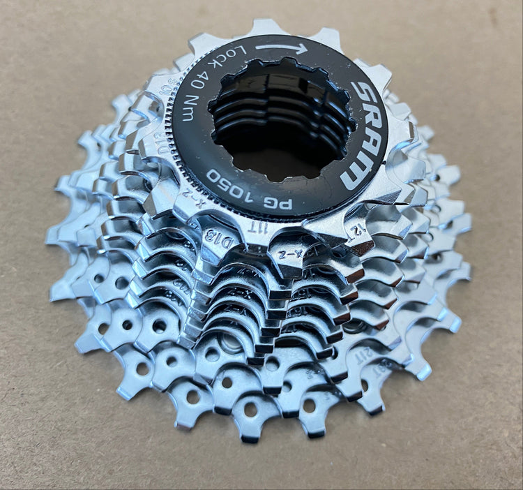 close up of the small cog size label
