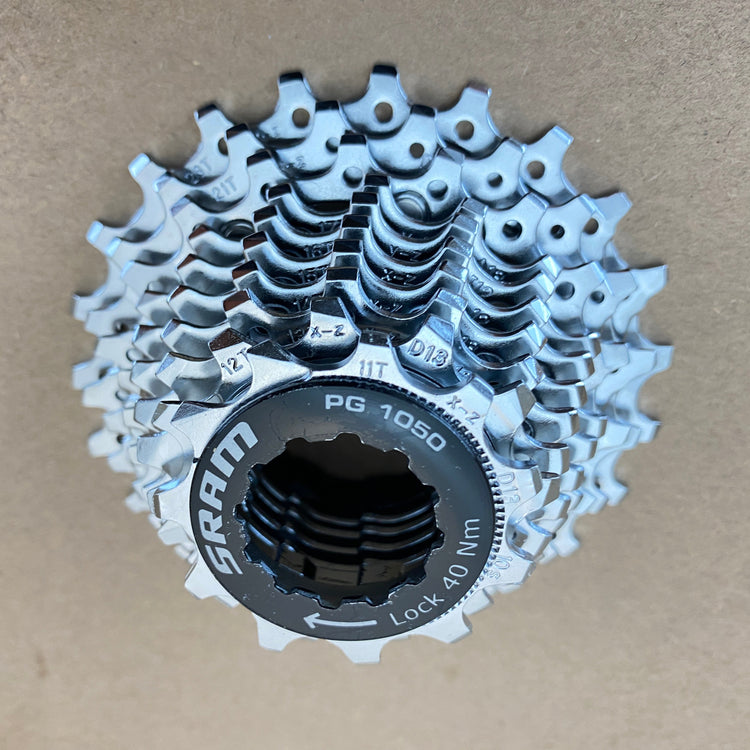 close up of the small cog size label
