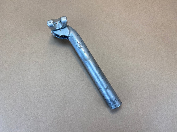 right side view of the seatpost