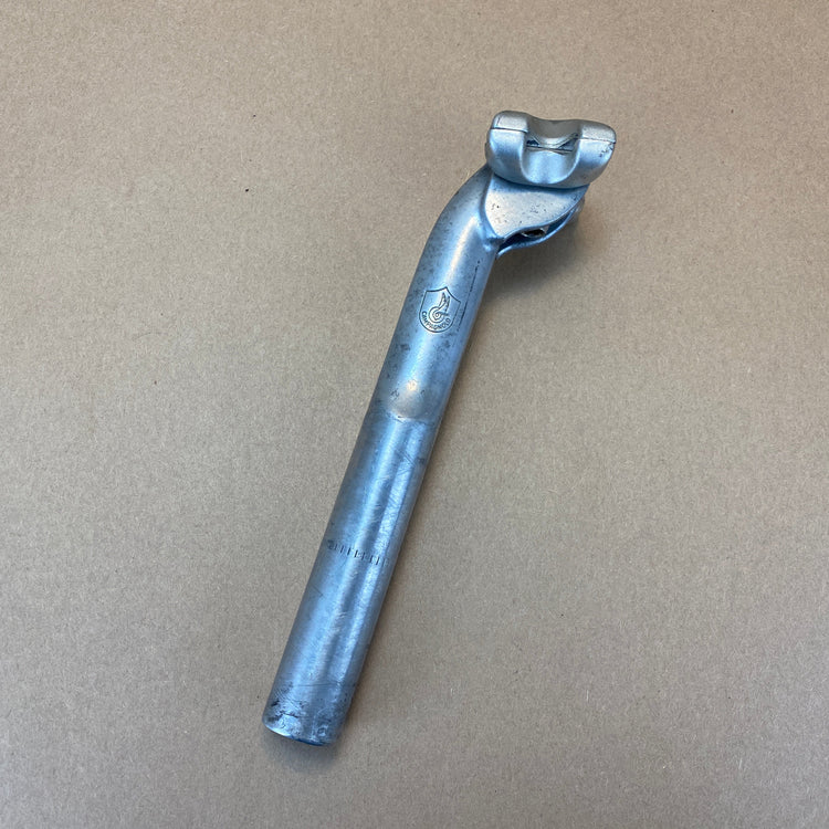 left side view of the seatpost