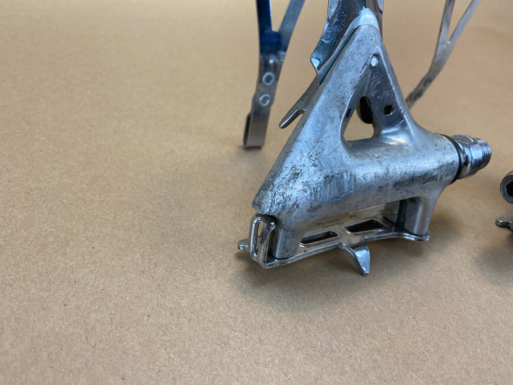 scratches on the right pedal