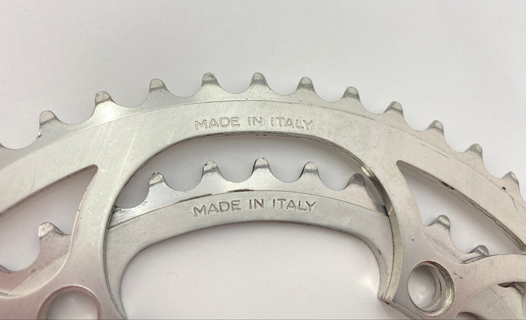 close up of the chainring teeth
