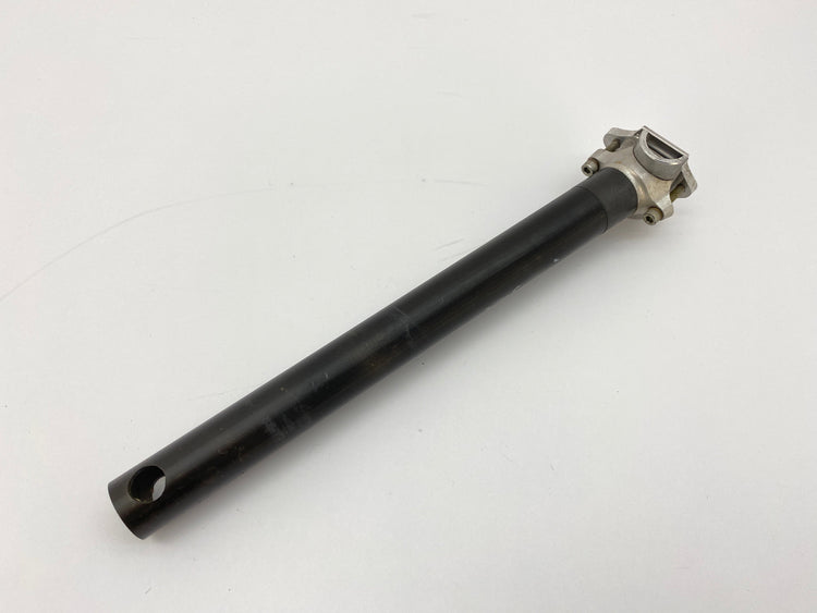 left side view of the seatpost