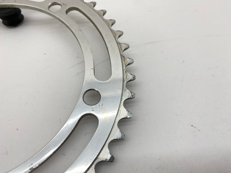 close up of the chainring teeth