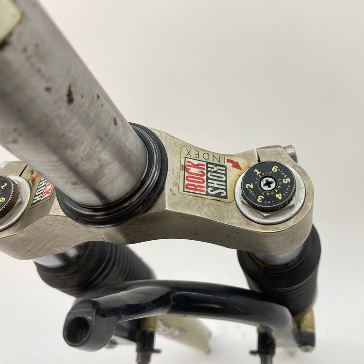 close up of the compression adjuster