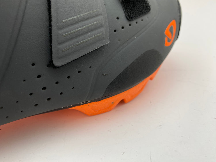 small scratch on the right shoe