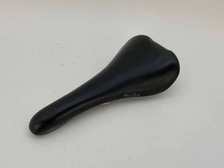 left side view of the saddle