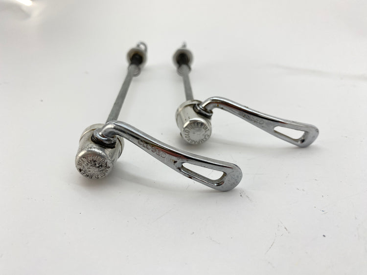 close up of the skewer levers