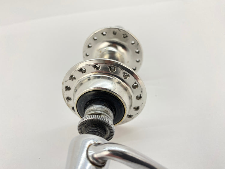 close up of the left hub flange
