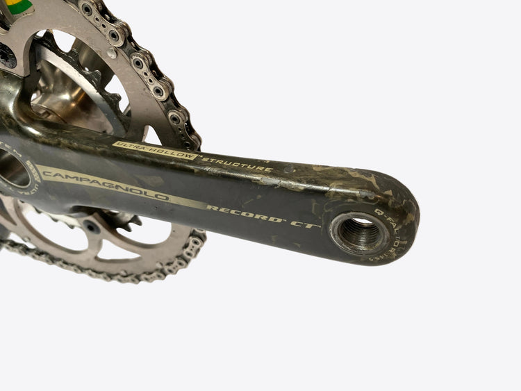 close up of the right crank arm