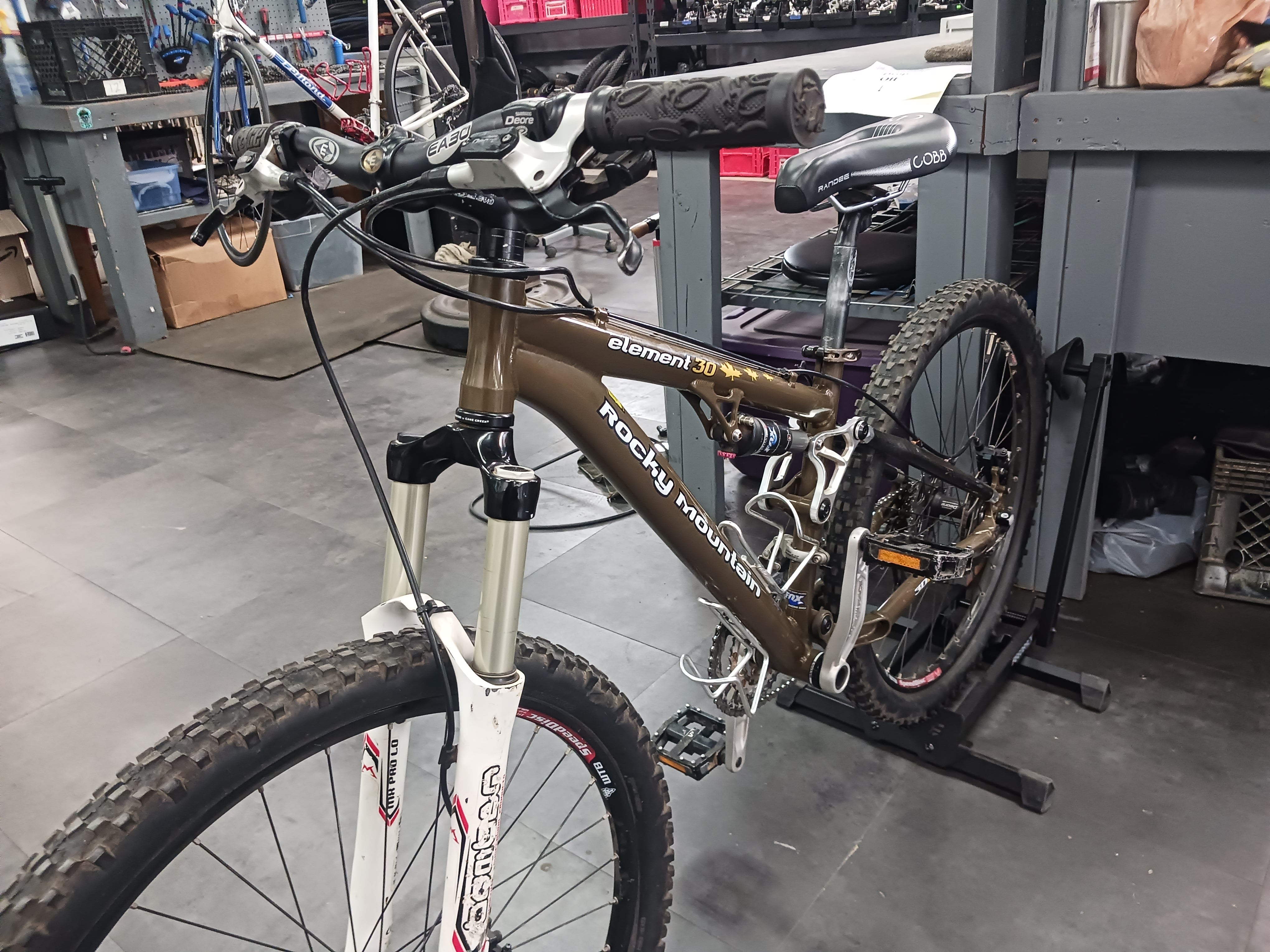 Rocky Mountain Element 30, Mountain Bike (brown)