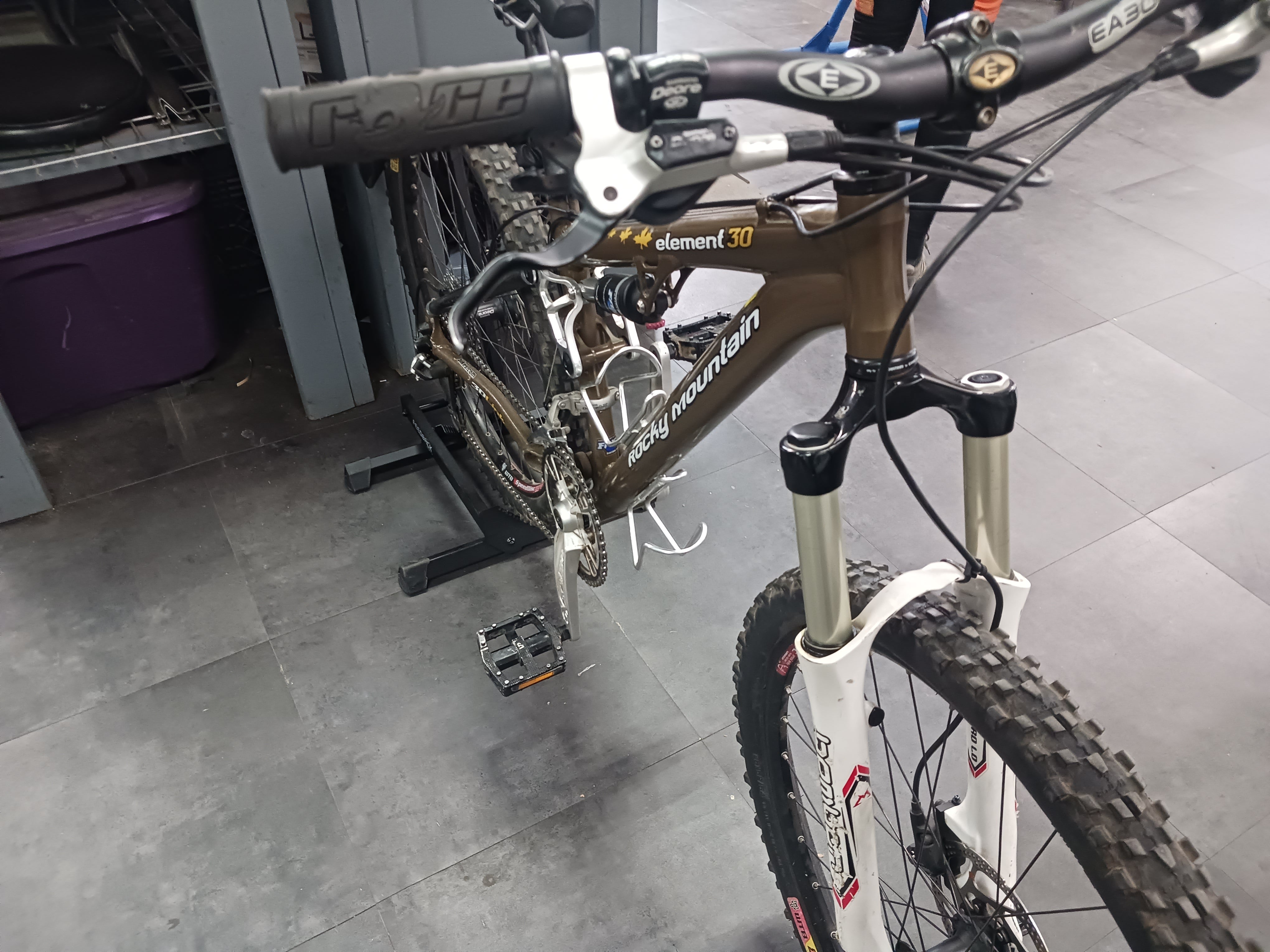 Rocky Mountain Element 30, Mountain Bike (brown)