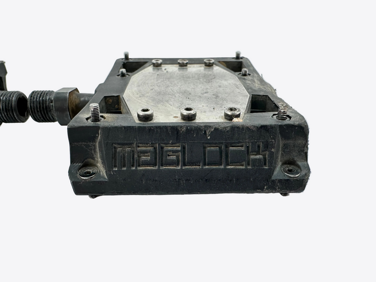 Mechanical component with 'MAG' branding on a white background