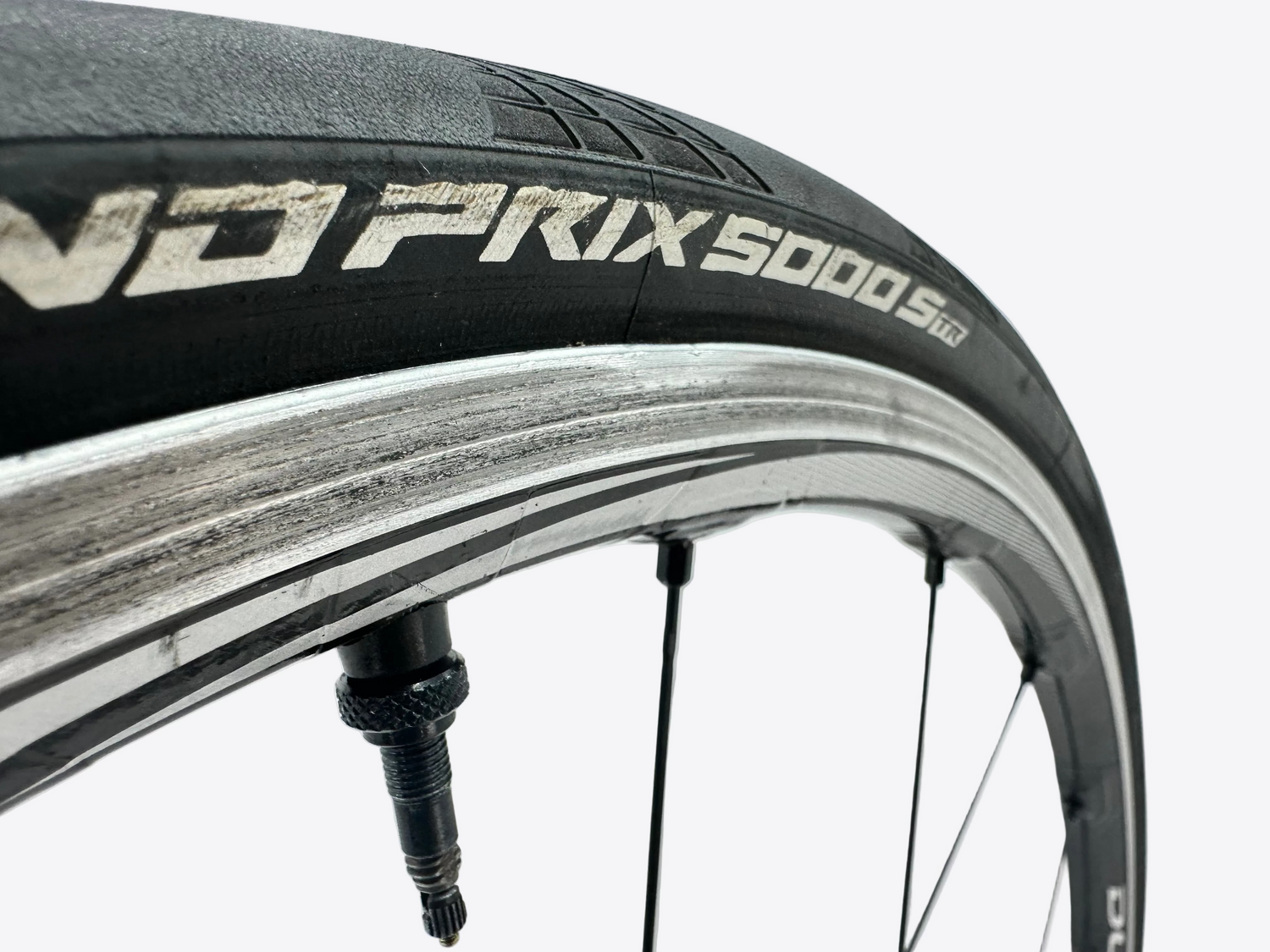 Close-up of a bicycle tire with 'Prix 5000' branding on a white background