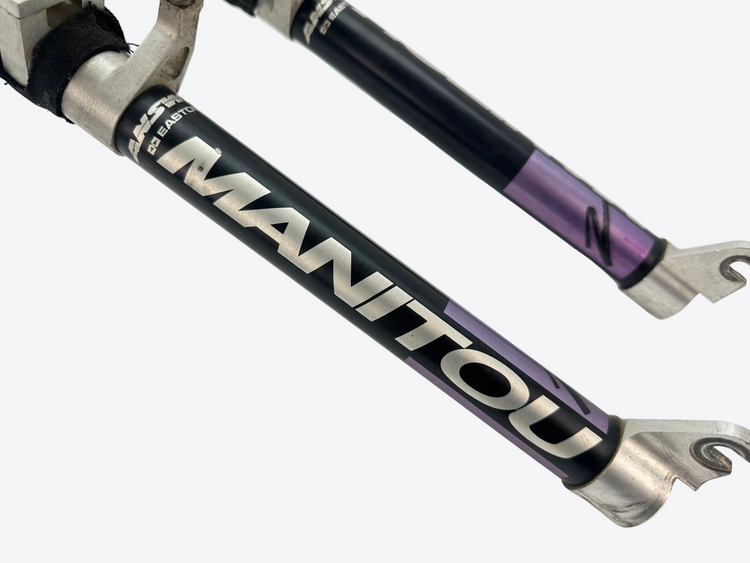 Bicycle fork with 'Mantou' branding on a white background