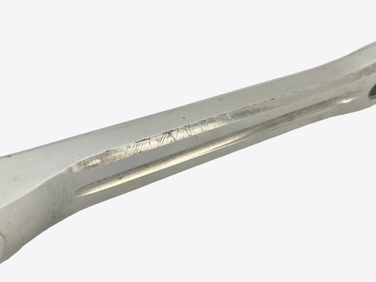 edge view of the left crank arm