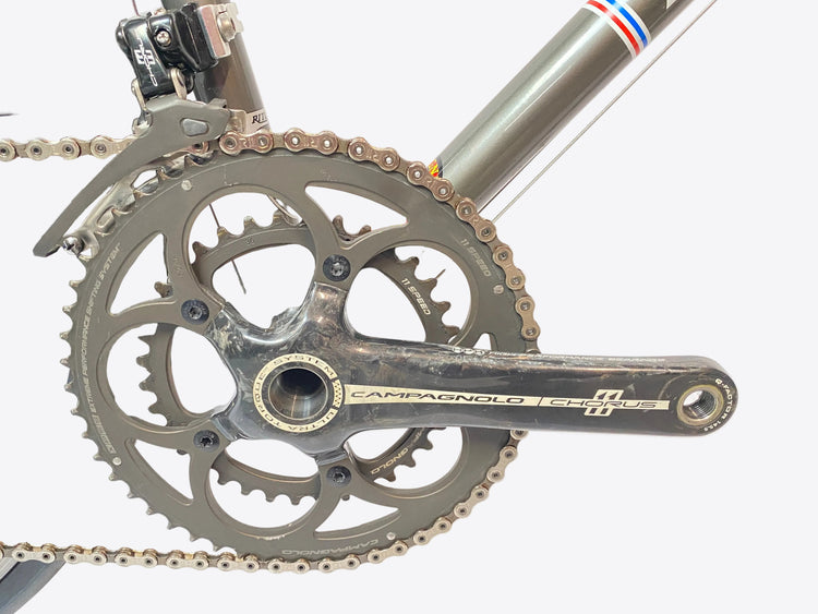 close up of the right crank arm