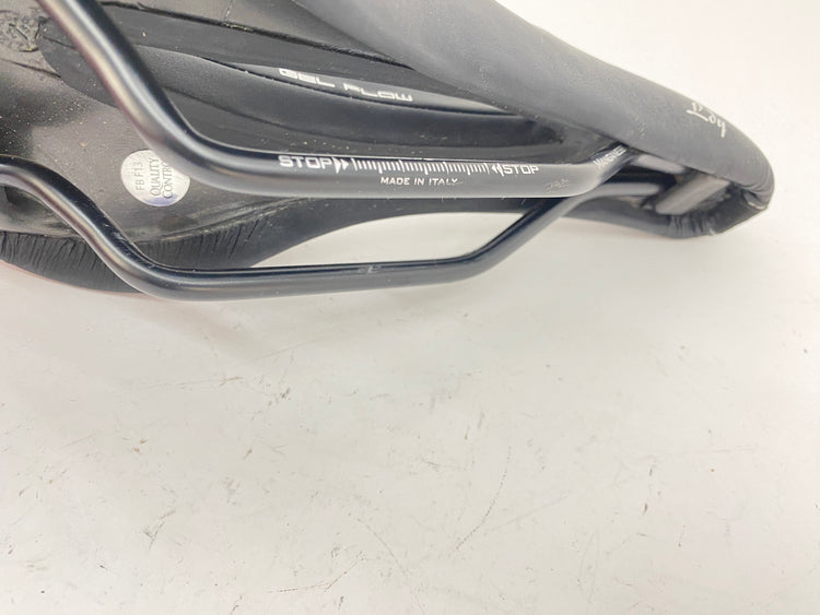 close up of the saddle rails