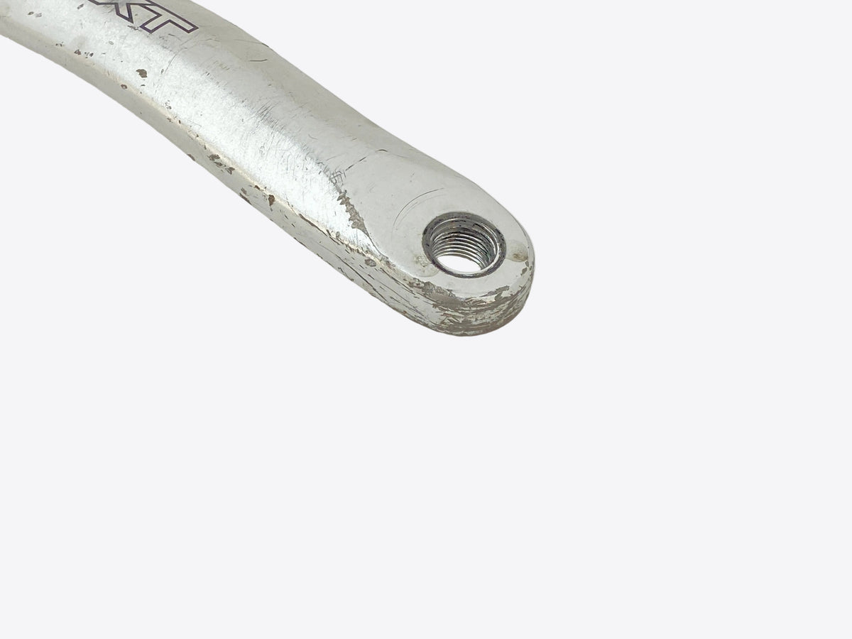 close up of the left crank arm end