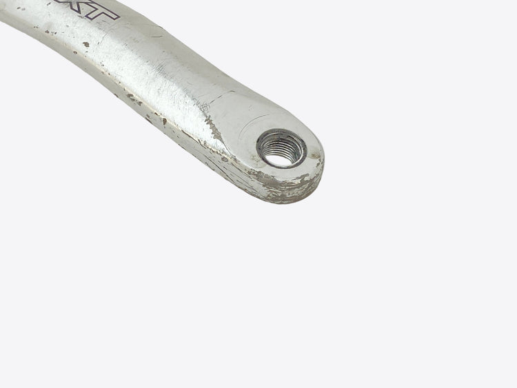 close up of the left crank arm end