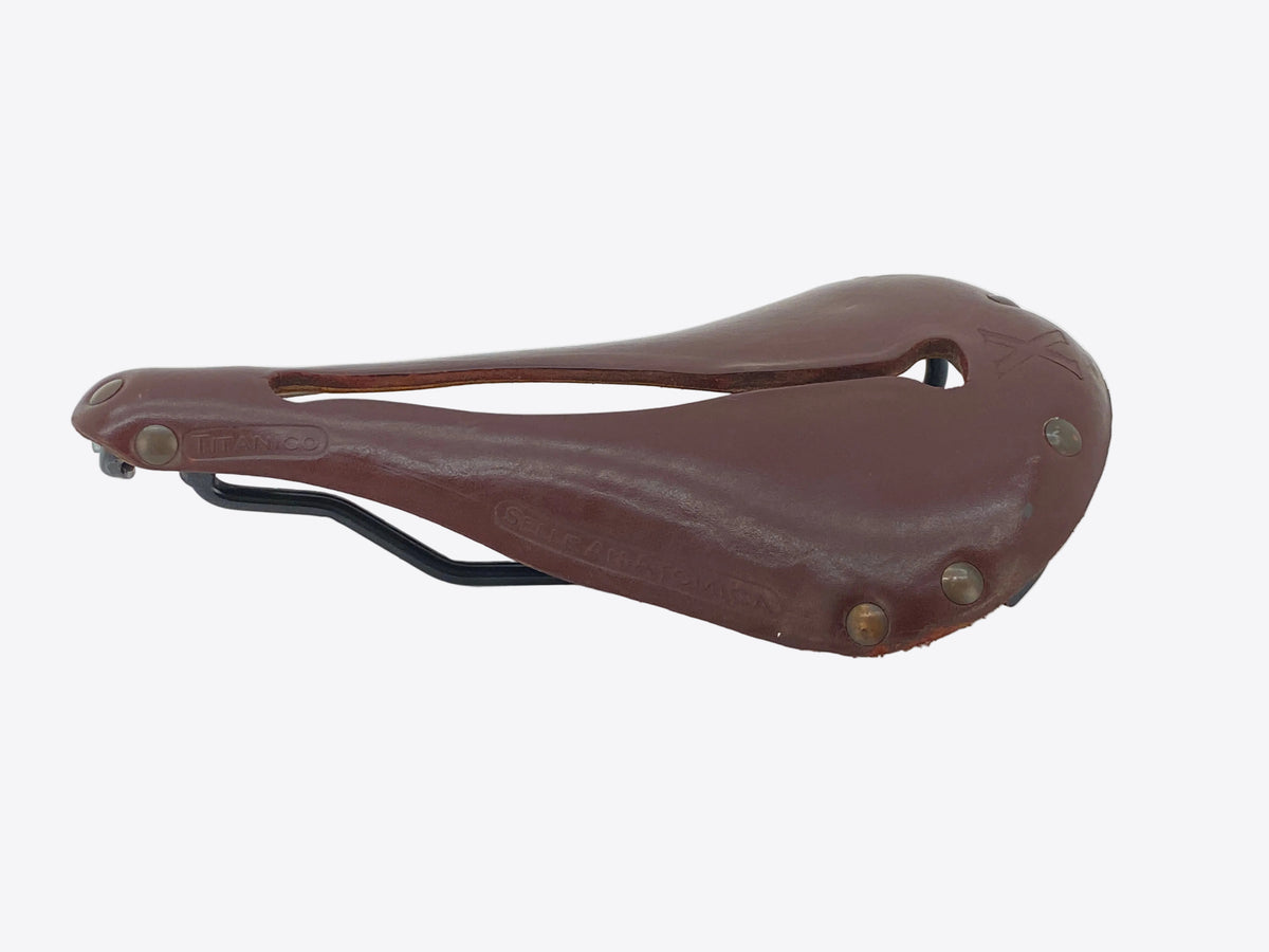 left side view of the saddle