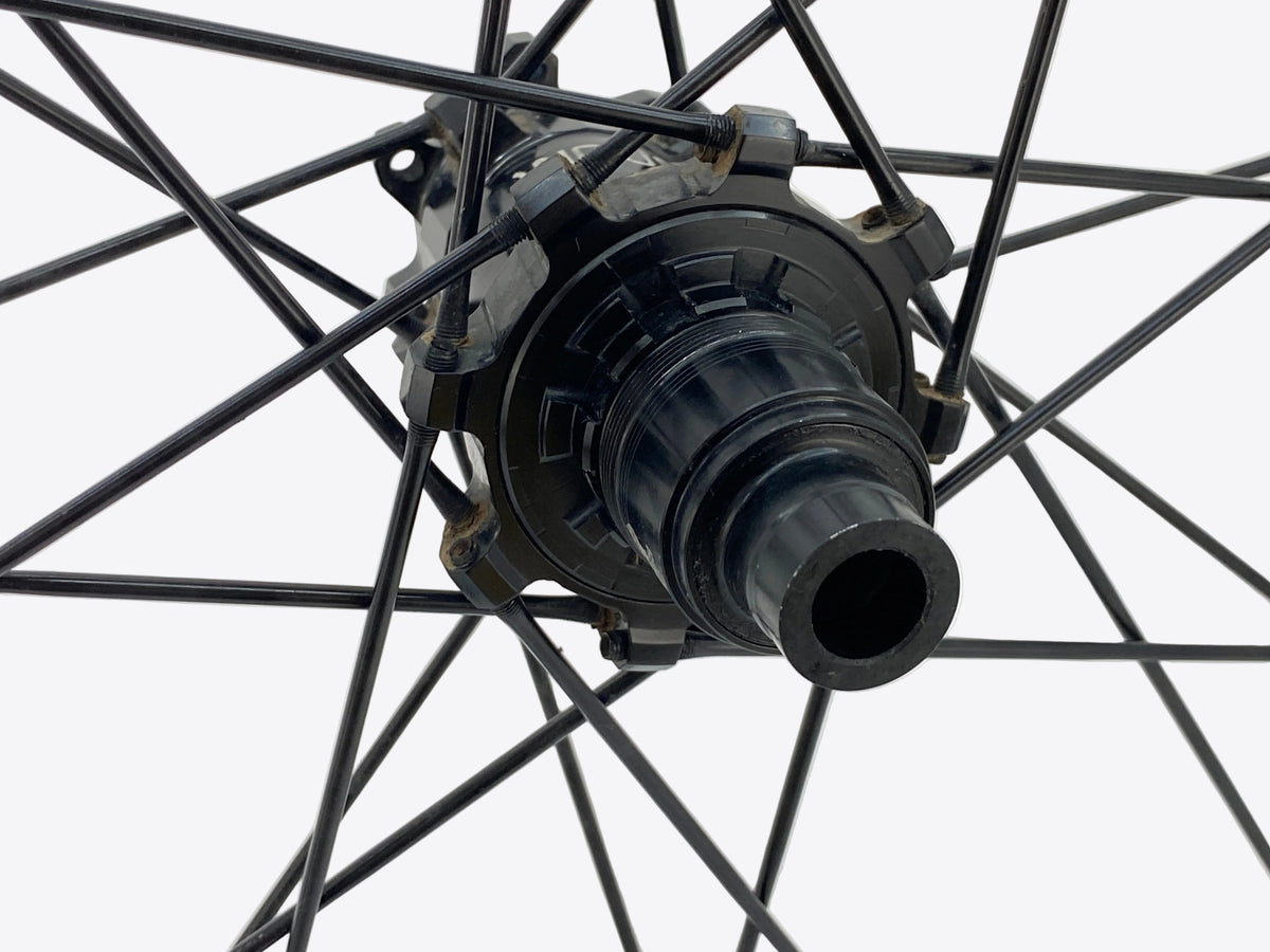close up of the right side axle end