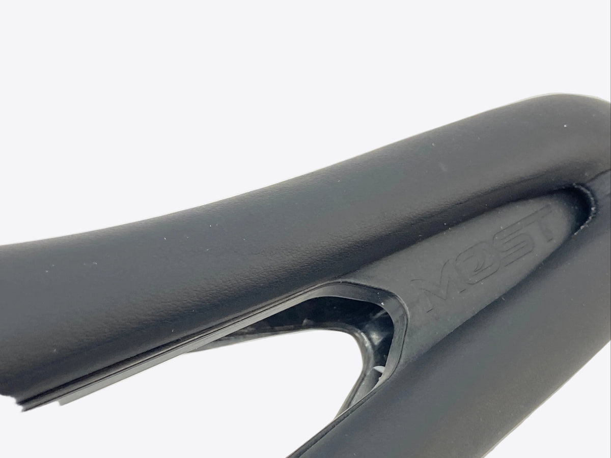 crease on the saddle top