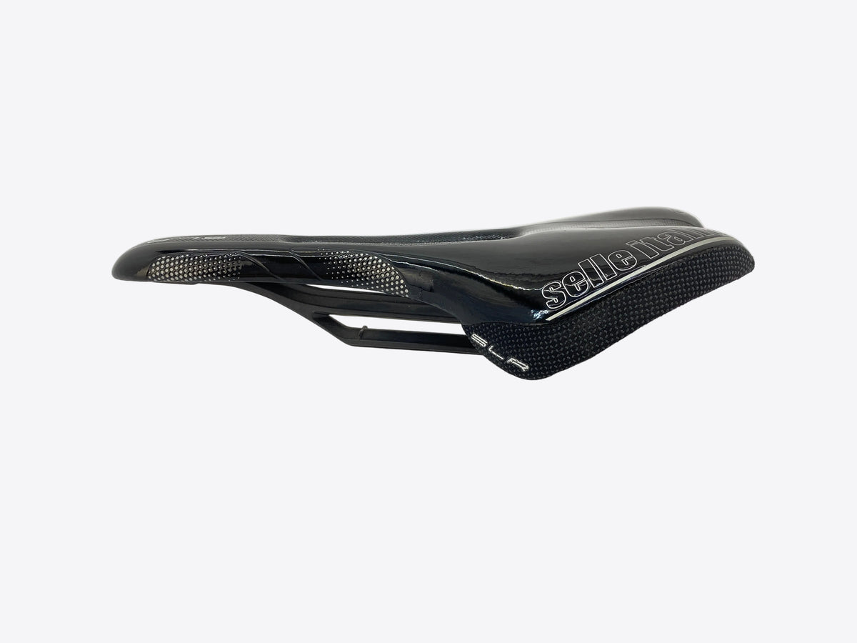 left side view of the saddle