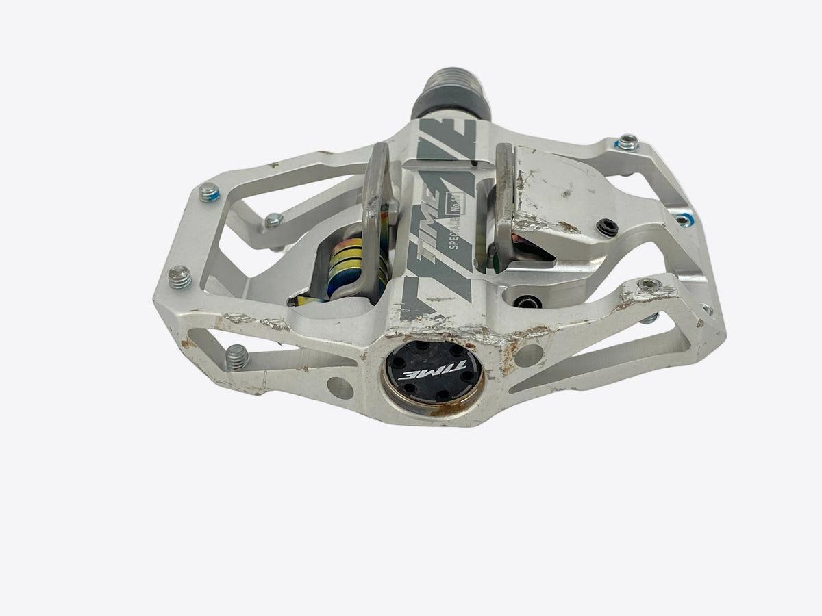 side view of the left pedal