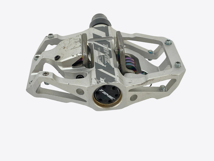 side view of the right pedal