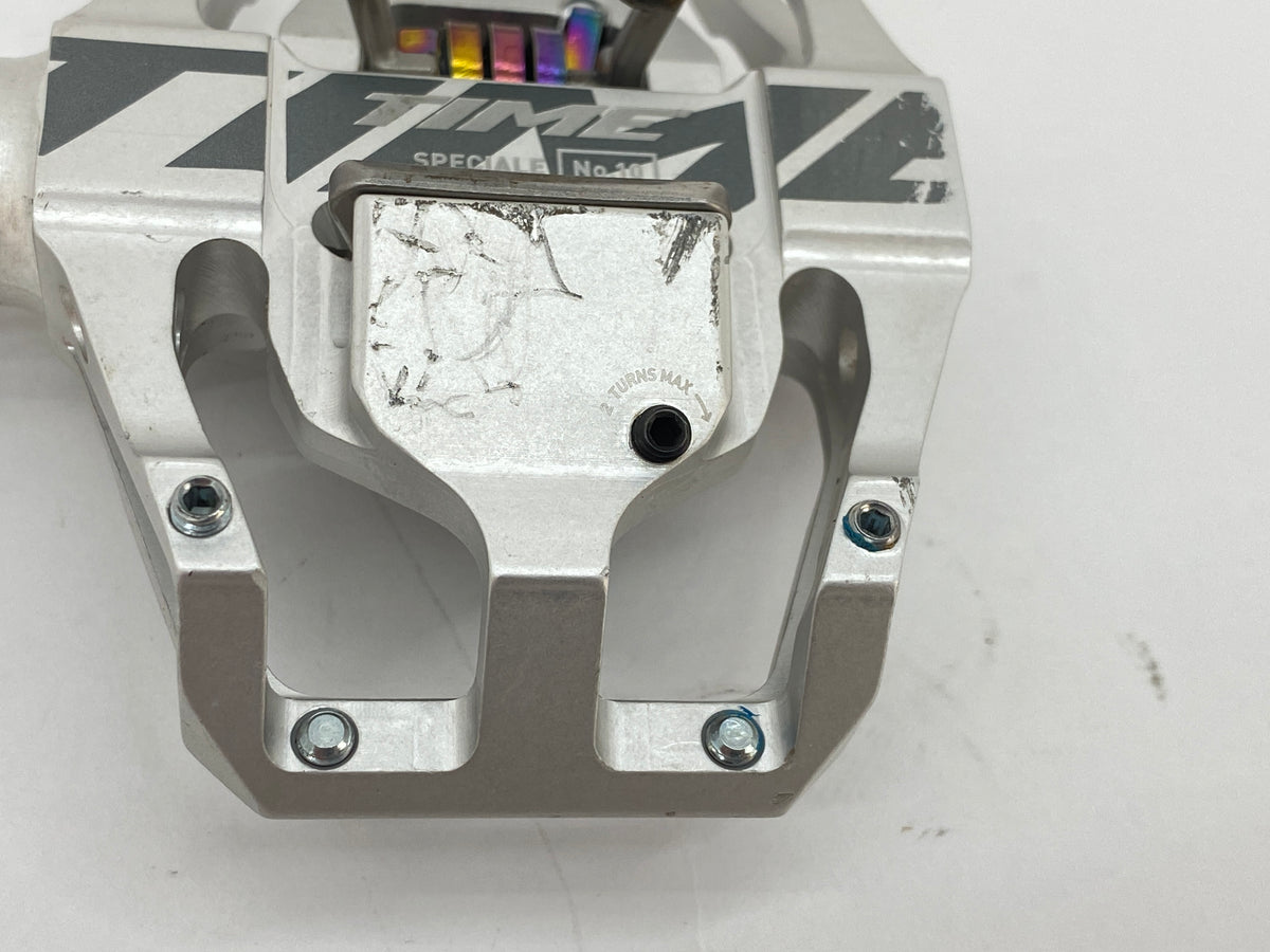 close up of the spring adjuster
