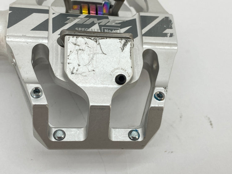 close up of the spring adjuster