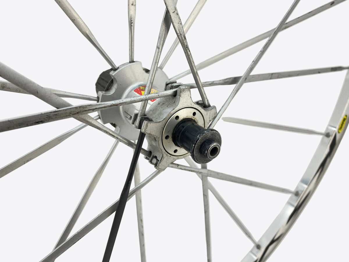view of the left rear axle end