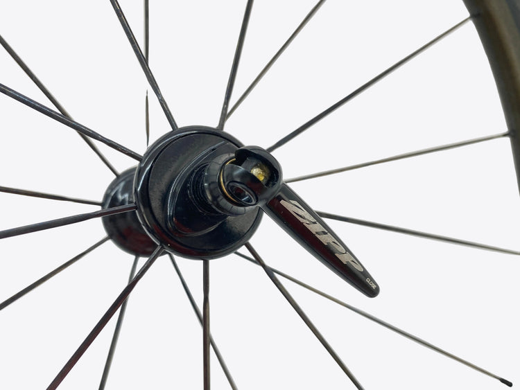 close up of the skewer and axle end