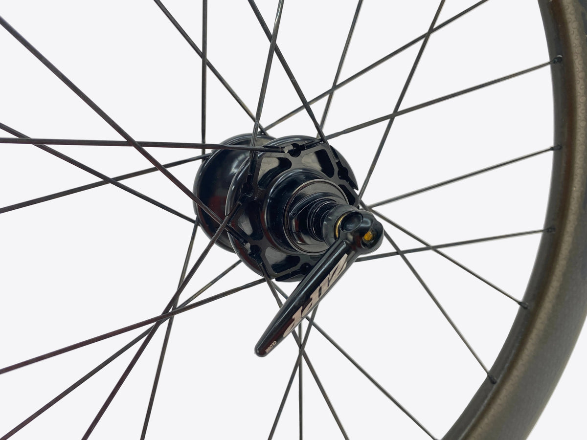 view of the rear skewer and left axle end
