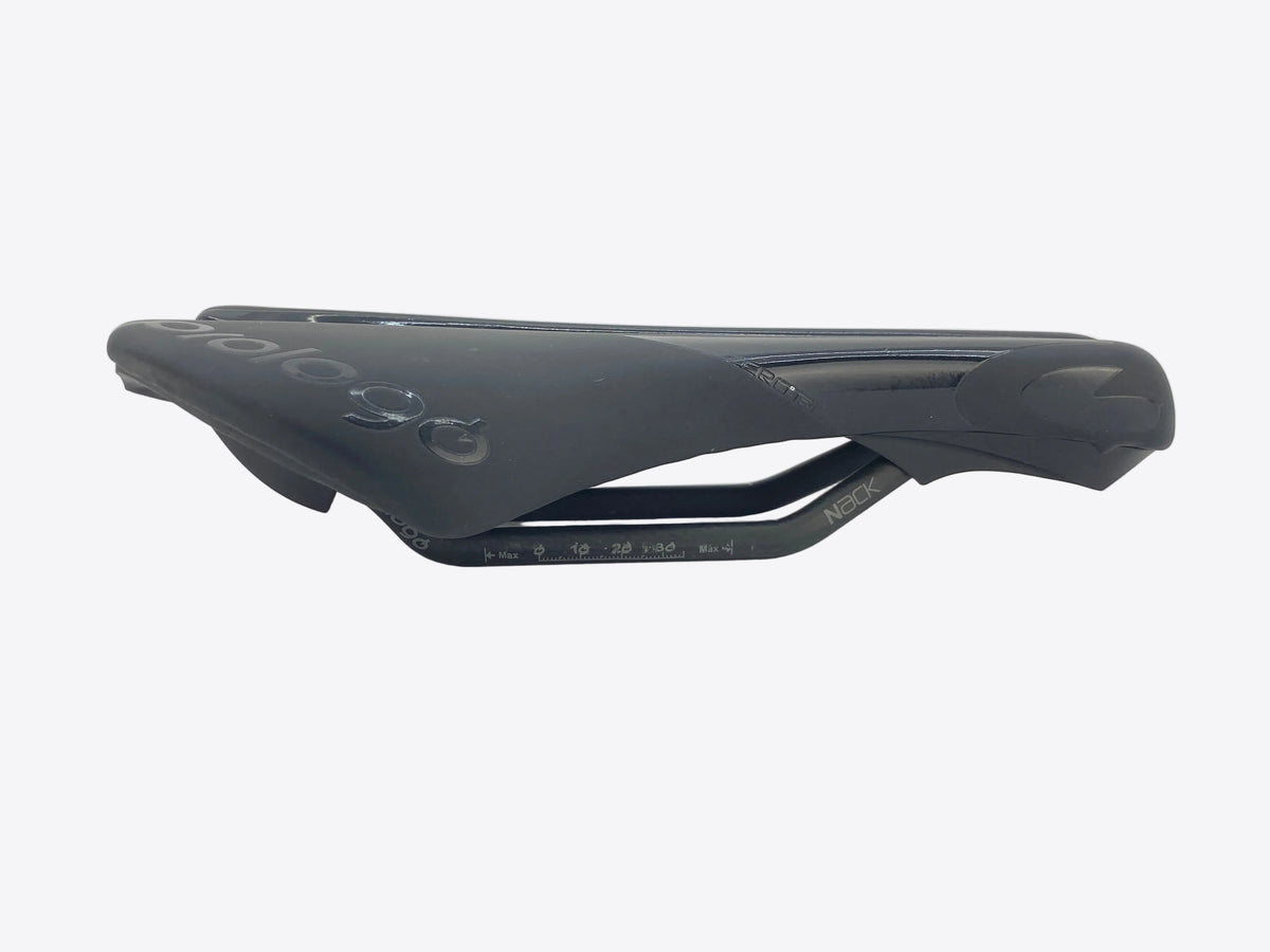 right side view of the saddle