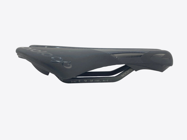 right side view of the saddle