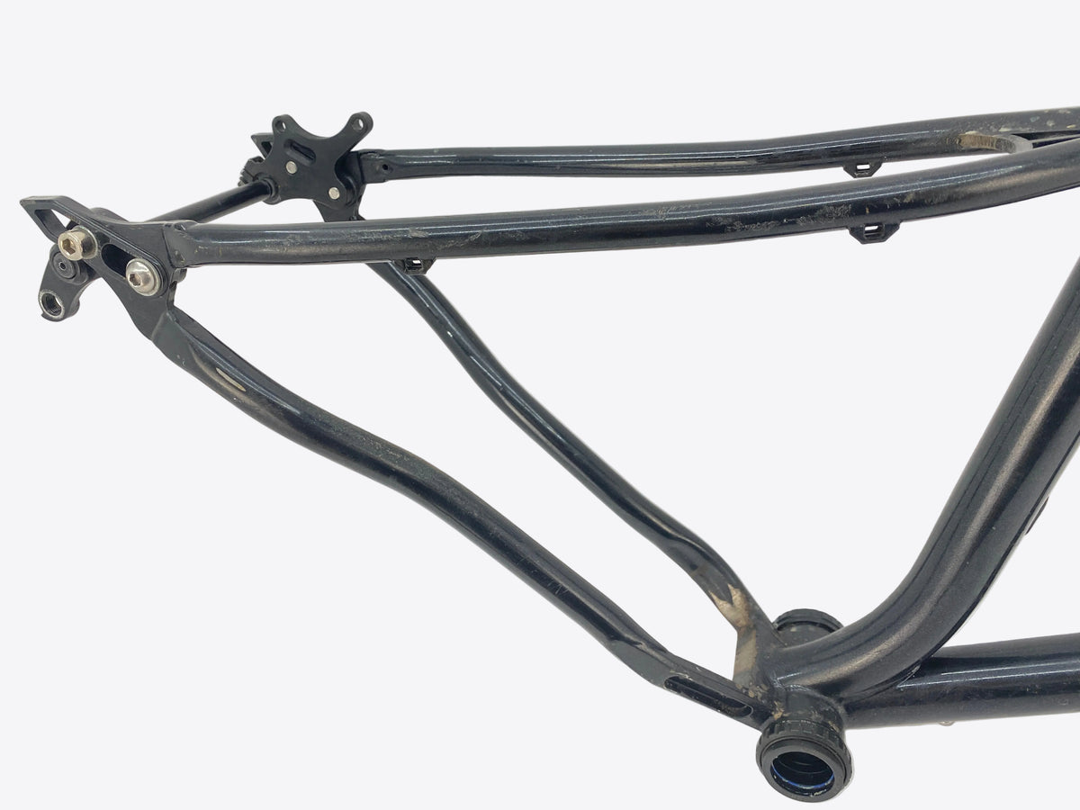 scratches and heel rub on the right seat stay and chain stay