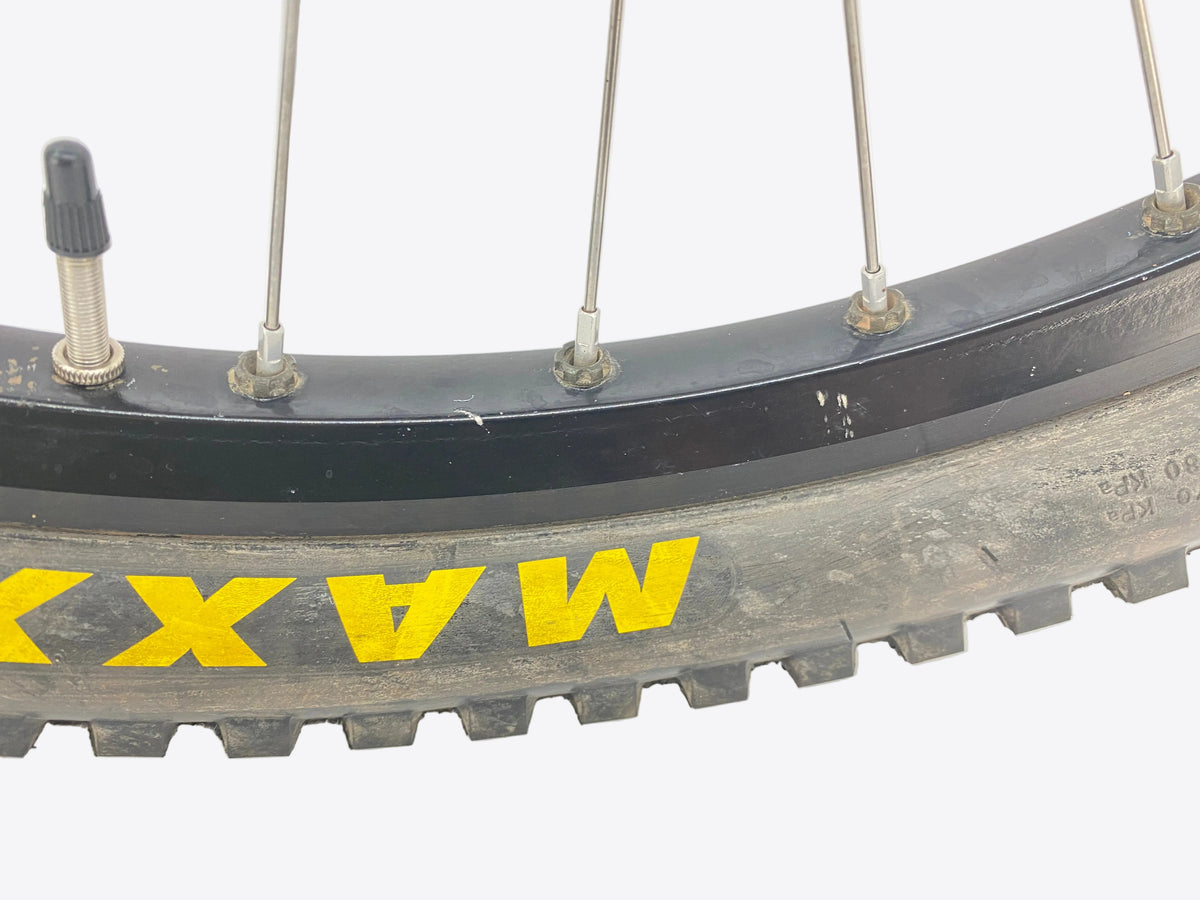 scratches on the front rim 1