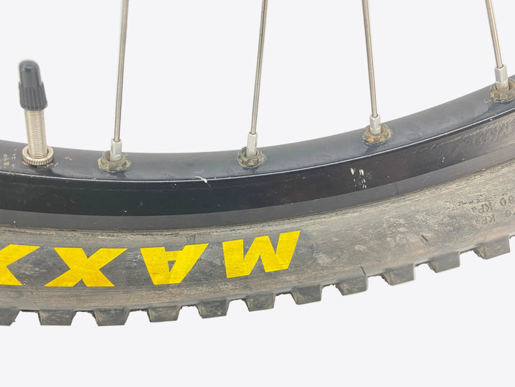 scratches on the front rim 1