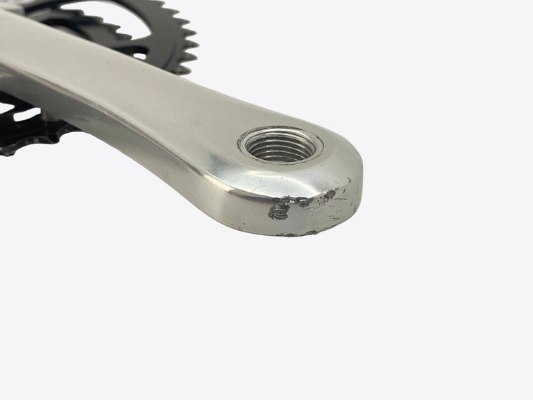 close up of the right crank arm end