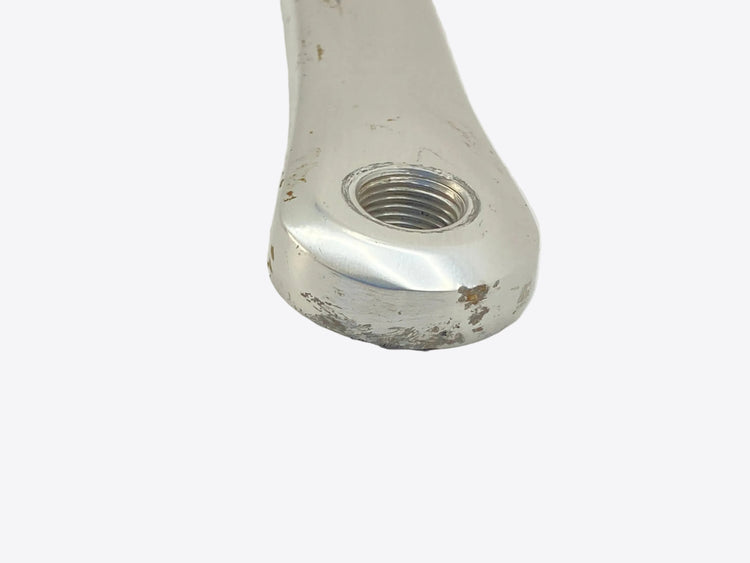 close up of the left crank arm end