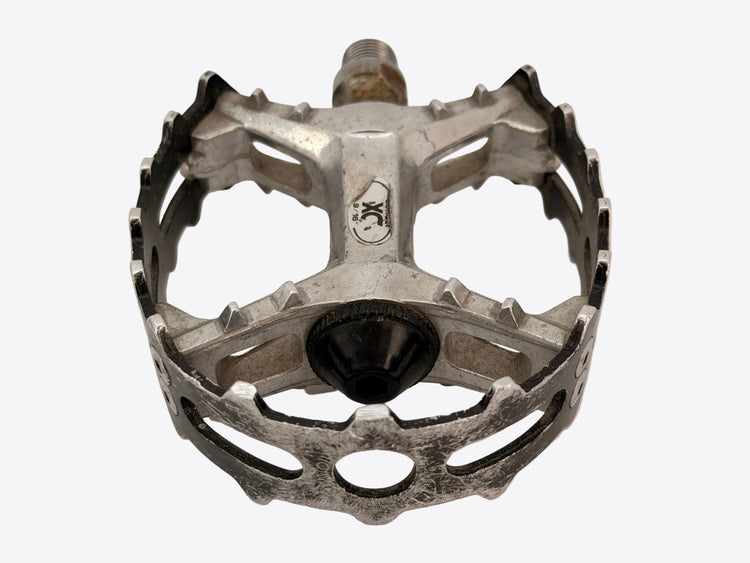 right pedal front side