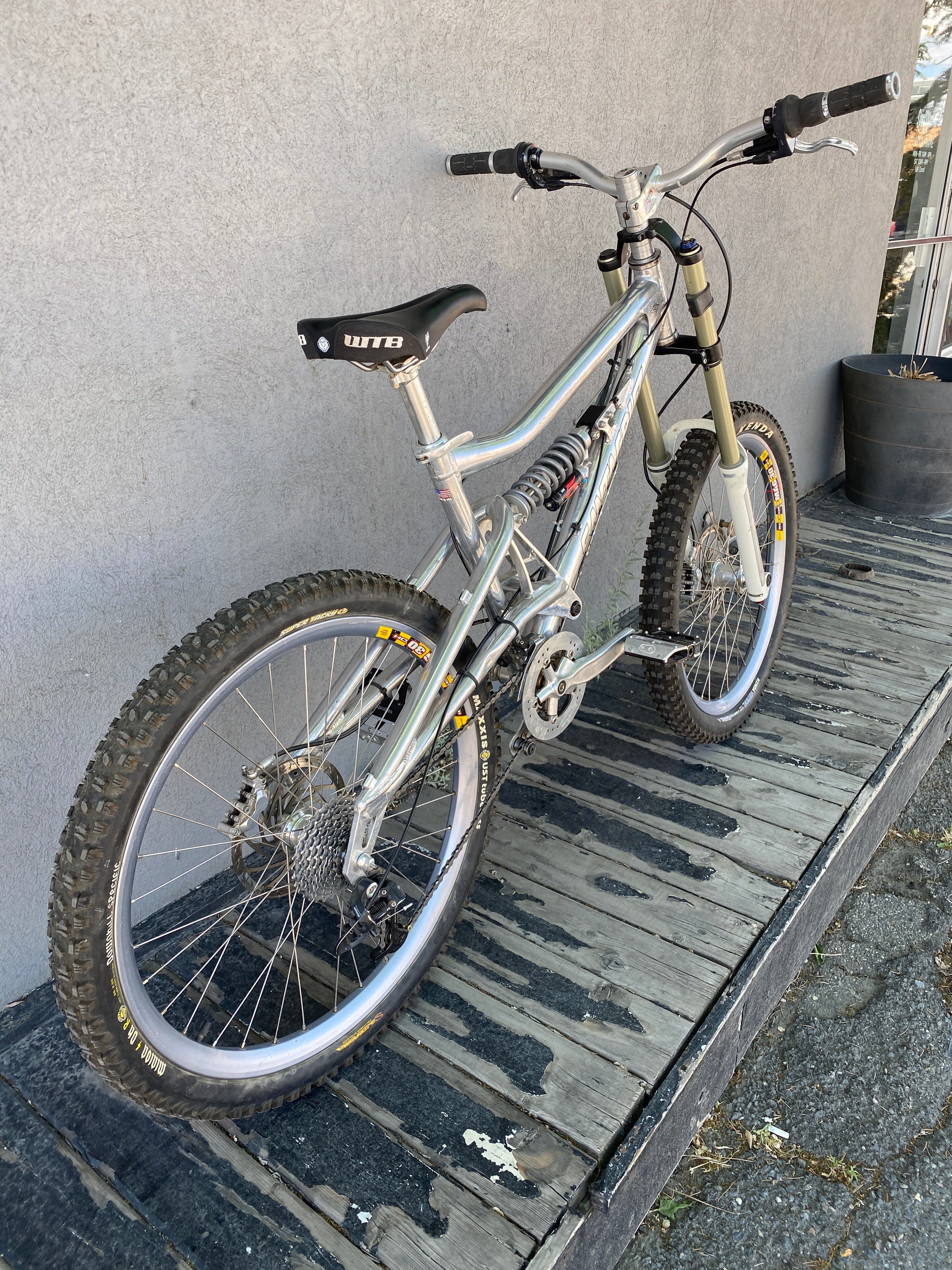 Santa cruz downhill mountain bike hot sale