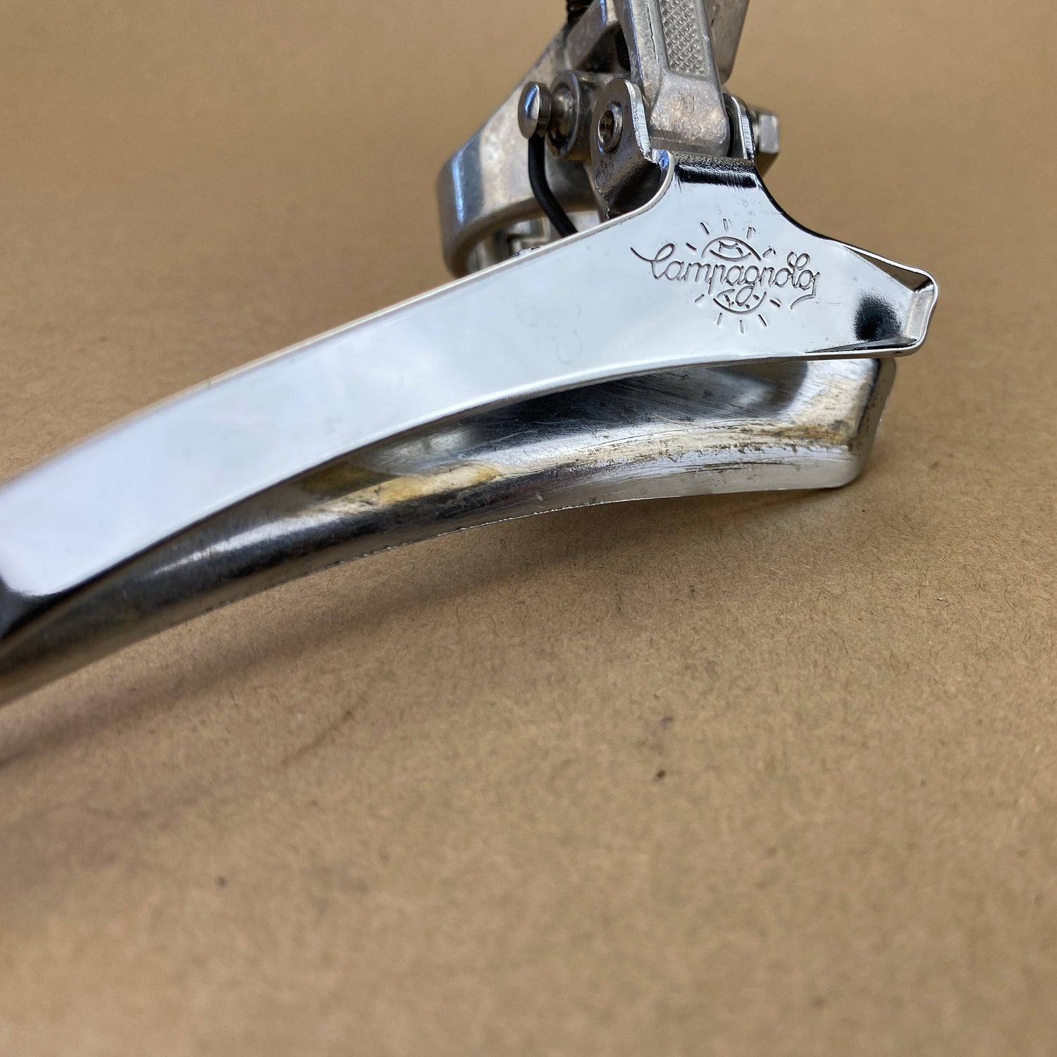 Close up of wear marks in derailleur cage