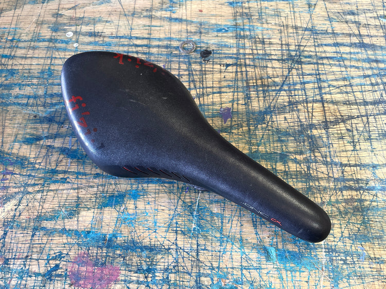 Fizik Arione CX Red Carbon Saddle1