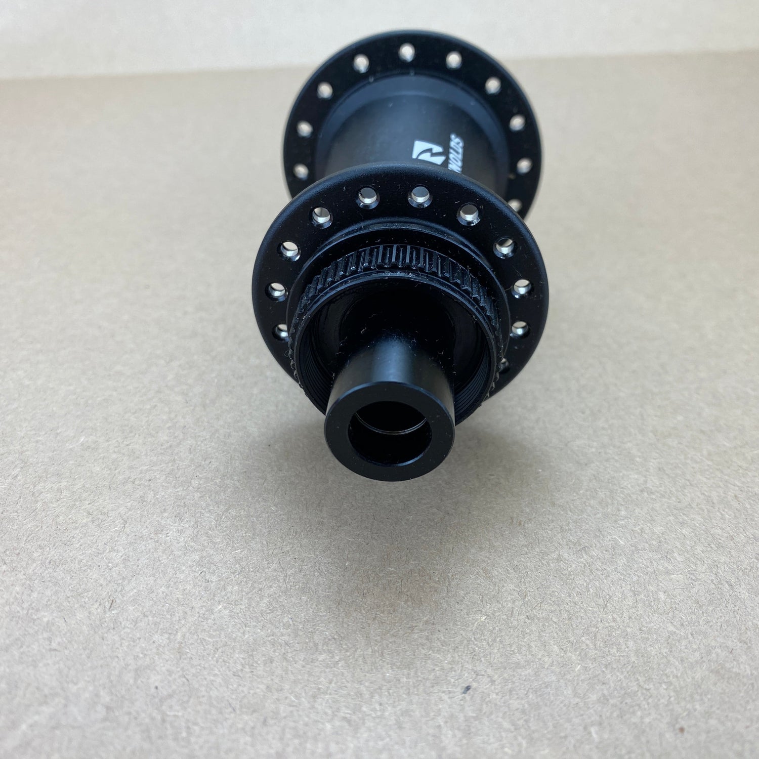 close up of the left axle end and rotor mount.