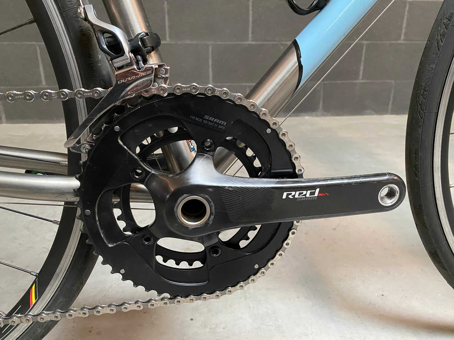 close up of the right crank arm