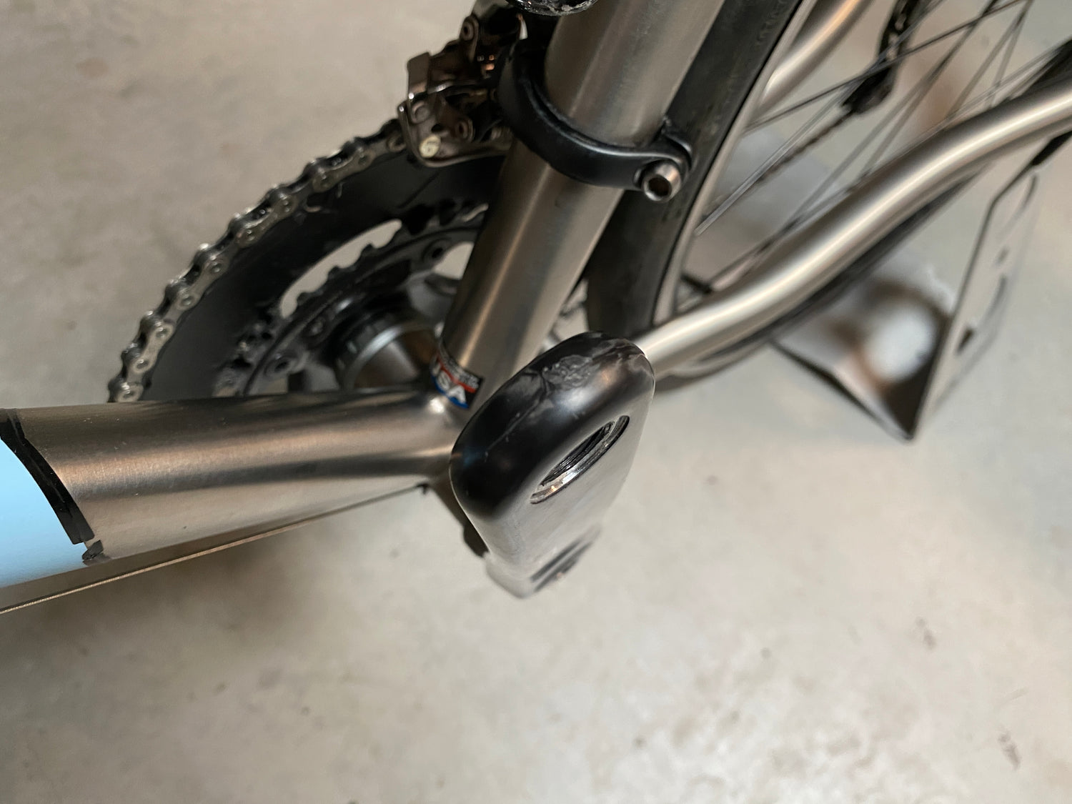 small scratches on the left crank arm end